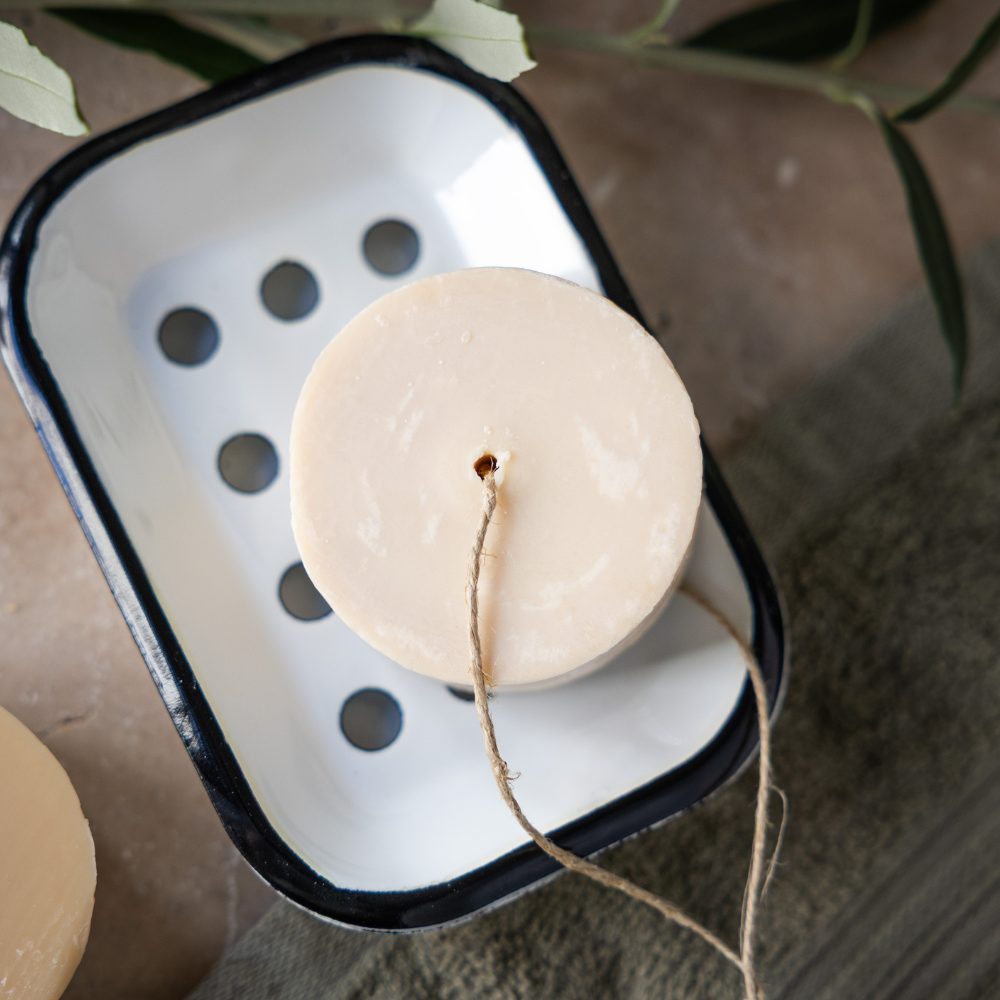 Savon solide artisanal au miel – fabriqué à la savonnerie artisanale du Luberon à Ansouis. Cosmétique naturel zéro déchet, formulé avec des ingrédients issus de l’agriculture biologique – nourrissant et respectueux de la peau.