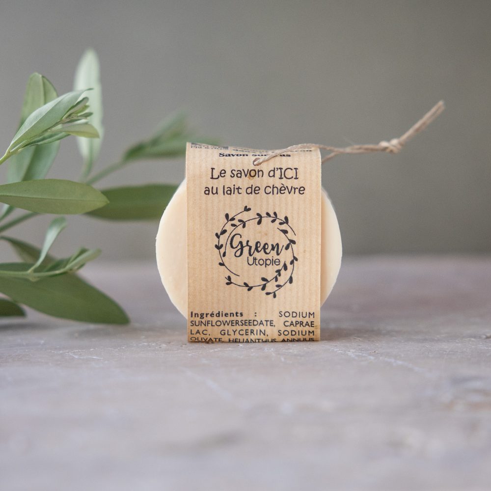 Savon solide artisanal au lait de chèvre – fabriqué à la savonnerie artisanale du Luberon à Ansouis. Cosmétique naturel zéro déchet, formulé avec des ingrédients issus de l’agriculture biologique – doux et respectueux de la peau.