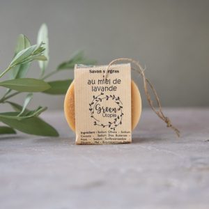 Savon solide artisanal Miel de Lavande – fabriqué à la savonnerie artisanale du Luberon à Ansouis. Cosmétique naturel zéro déchet, formulé avec des ingrédients issus de l’agriculture biologique – nourrissant, apaisant et respectueux de la peau.