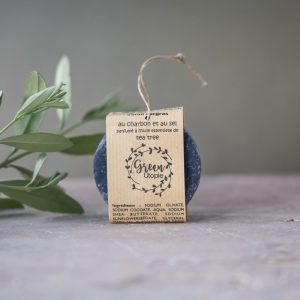 Savon solide artisanal charbon actif, sel marin et huile essentielle de tea tree – fabriqué à la savonnerie artisanale du Luberon à Ansouis. Cosmétique naturel zéro déchet, formulé avec des ingrédients issus de l’agriculture biologique - respectueuse de la peau.