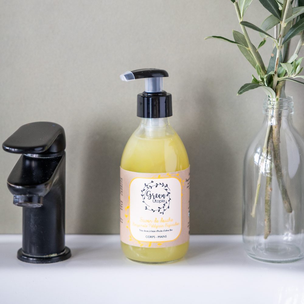 Savon de douche artisanal bergamote petitgrain bigarade – fabriqué à la savonnerie artisanale du Luberon à Ansouis. Cosmétique naturel zéro déchet, formulé avec des ingrédients issus de l’agriculture biologique – parfumé, frais, rond, boisé et respectueux de la peau.