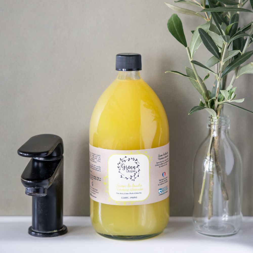 Savon de douche artisanal Verveine Citronnée – fabriqué à la savonnerie artisanale du Luberon à Ansouis. Cosmétique naturel zéro déchet, formulé avec des ingrédients issus de l’agriculture biologique – frais, tonifiant et respectueux de la peau.