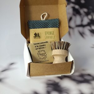 Coffret Cadeau Kit Vaisselle / Cuisine - Ce coffret comporte des produits 100% d'origine naturelle - Un éponge lavable, une mini brosse casserole / vaisselle, un savon vaisselle à la cendre qui mousse (fabriqué artisanalement à Ansouis dans le Lubéron)