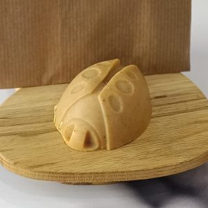 Savon solide artisanal orange gingembre – fabriqué à la savonnerie artisanale du Luberon à Ansouis. Cosmétique naturel zéro déchet, formulé avec des ingrédients issus de l’agriculture biologique – parfum vivifiant