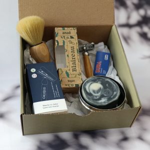 Coffret Cadeau routine rasage - 1 rasoir de sûreté - 1 blaireau - 5 lames - 1 savon de rasage à l'eucalyptus et cèdre - 1 boite en inox